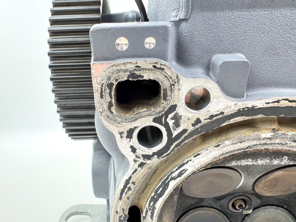 2004 Yamaha 225 HP 4 Stroke Outboard Starboard Cylinder Head 69J-W009A-02-1S OEM