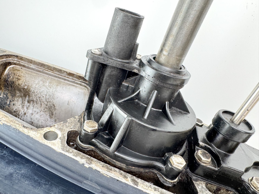 92 - 1998 Johnson Evinrude 85 88 90 100 112 115 HP V4 20" Lower Unit Gear Case