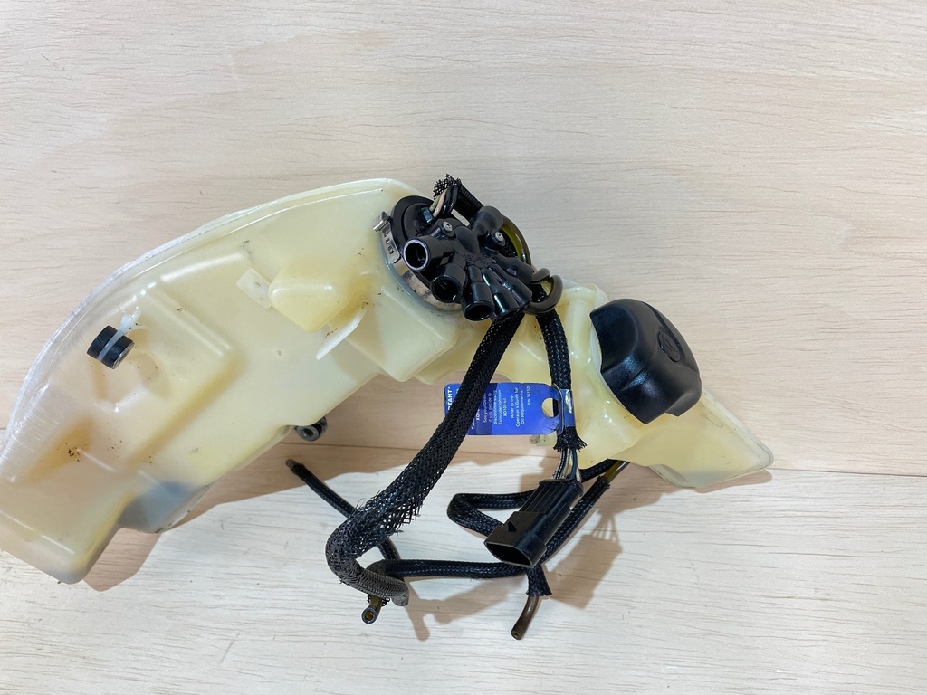 2007 Evinrude Etec 40HP Oil Tank With Pump Assembly 5007250 5007251