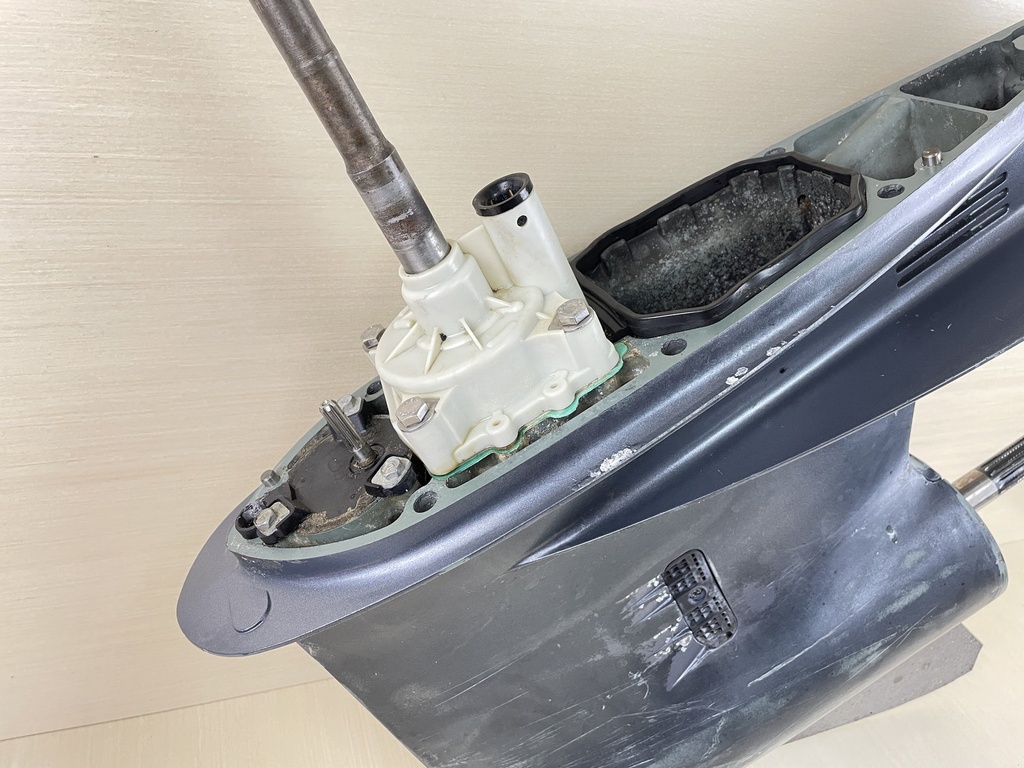 2002 Yamaha 225HP 4 Stroke 25" Lower Unit Gear Case RH 69J-45300-20-8D