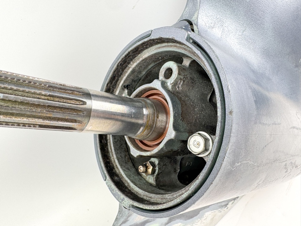 Yamaha 250HP F250 3.3L 25" Shaft Lower Unit Gear Case RH Standard Rotation