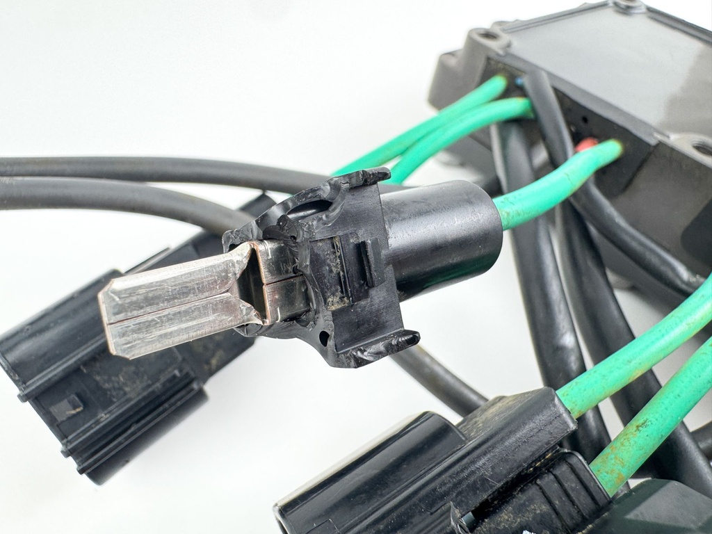 2012 Yamaha 300 HP 4 Stroke Outboard Rectifier & Regulator 6CE-81960-00-00 Damaged