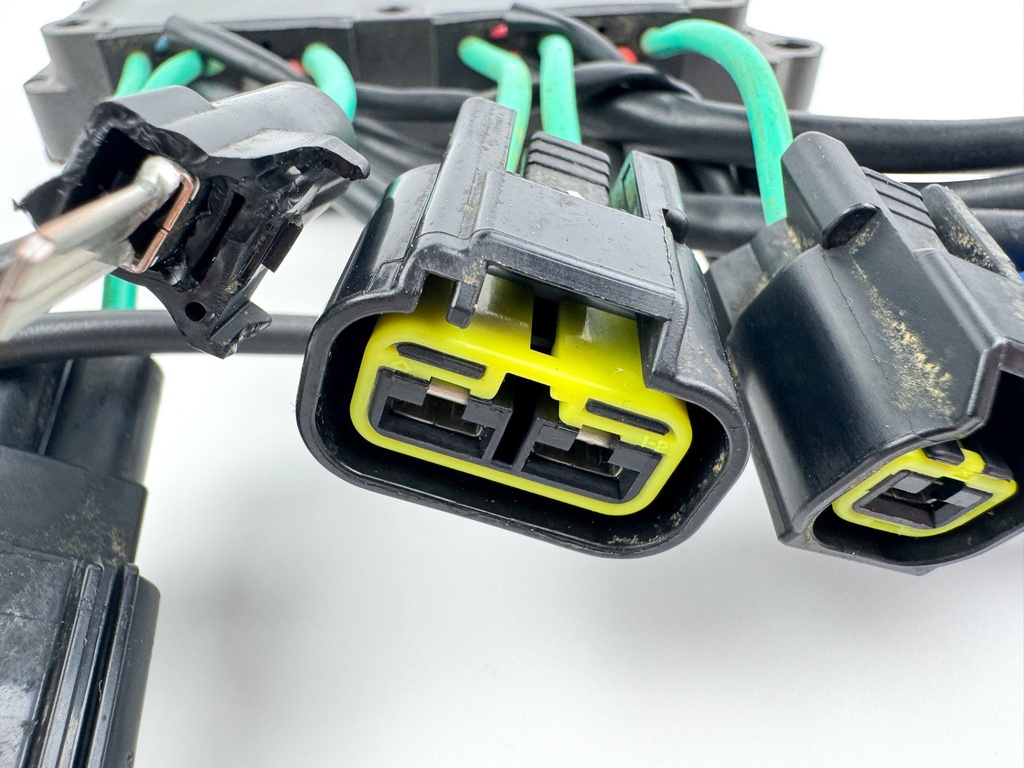 2012 Yamaha 300 HP 4 Stroke Outboard Rectifier & Regulator 6CE-81960-00-00 Damaged