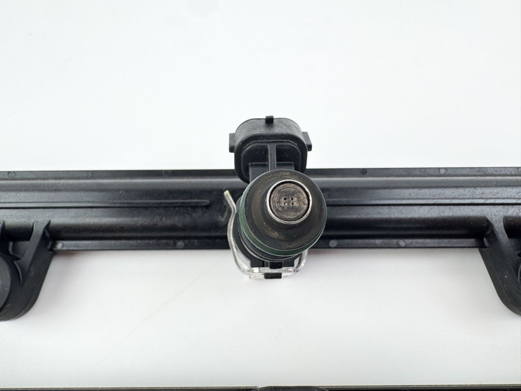 2012 Yamaha 300 HP 4 Stroke Outboard Fuel Injector Set W/ Rail 6CB-13161-00-00 OEM