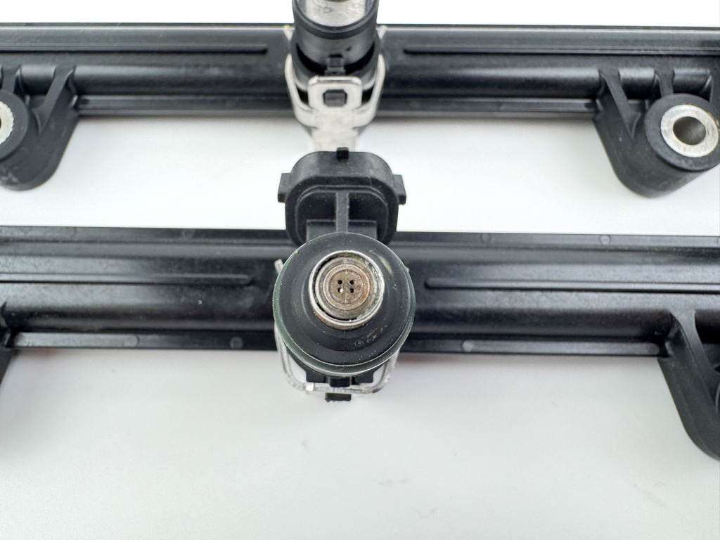 2012 Yamaha 300 HP 4 Stroke Outboard Fuel Injector Set W/ Rail 6CB-13161-00-00 OEM