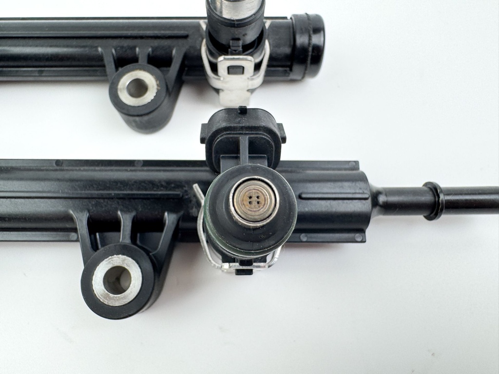 2012 Yamaha 300 HP 4 Stroke Outboard Fuel Injector Set W/ Rail 6CB-13161-00-00 OEM