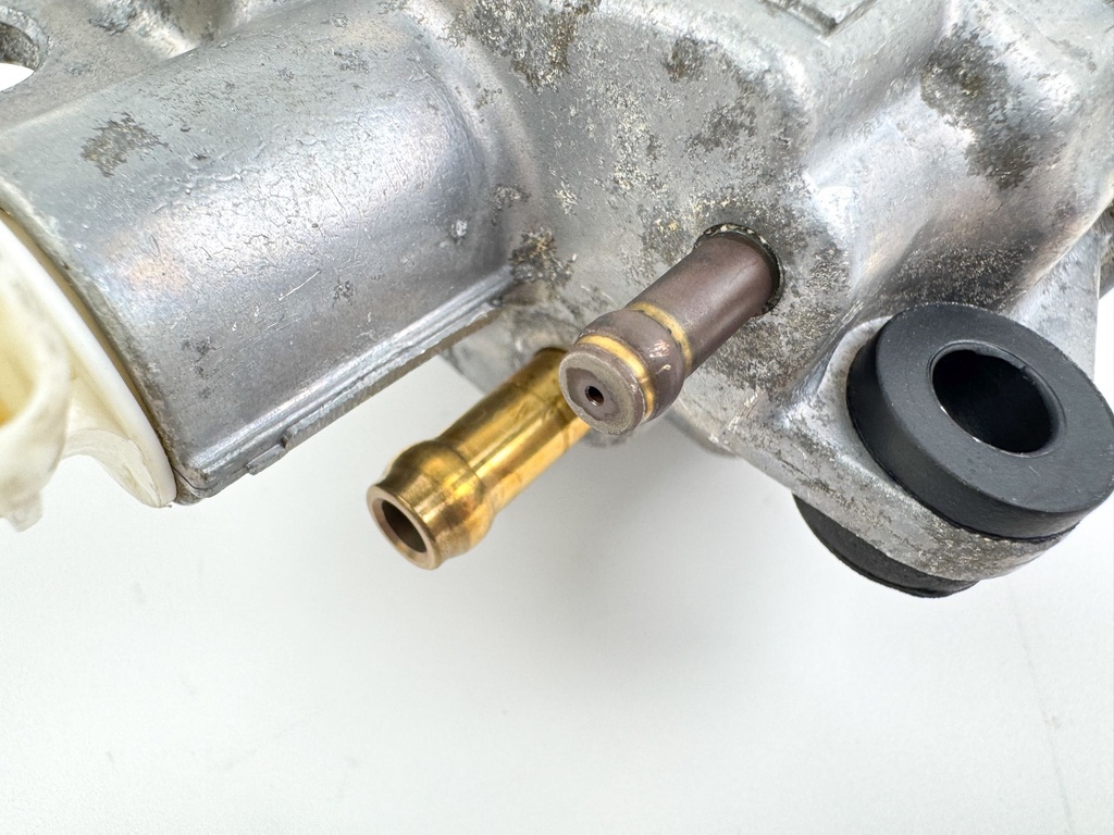 2011 Suzuki 115 HP 4 Stroke Outboard Vapor Separator Tank VST 15600-90J01 OEM