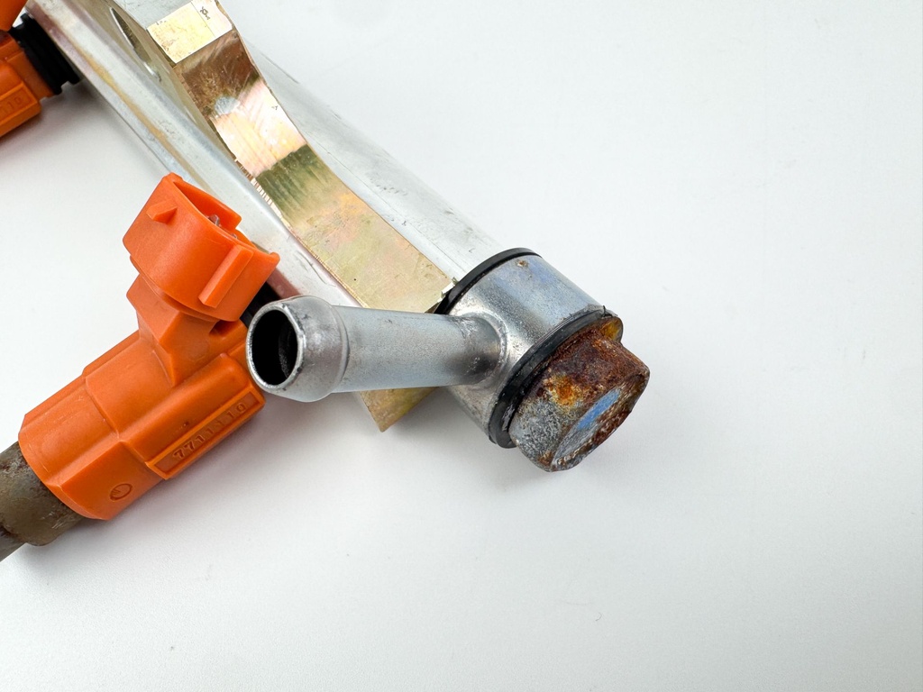 2011 Suzuki 115 HP 4 Stroke Outboard Fuel Injector Set W/ Rail 15710-65D00 OEM