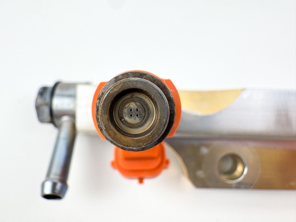 2011 Suzuki 115 HP 4 Stroke Outboard Fuel Injector Set W/ Rail 15710-65D00 OEM