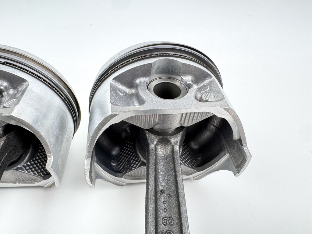 2011 Suzuki 115 HP 4 Stroke Outboard Piston & Connecting Rod Set 12111-90J01 OEM