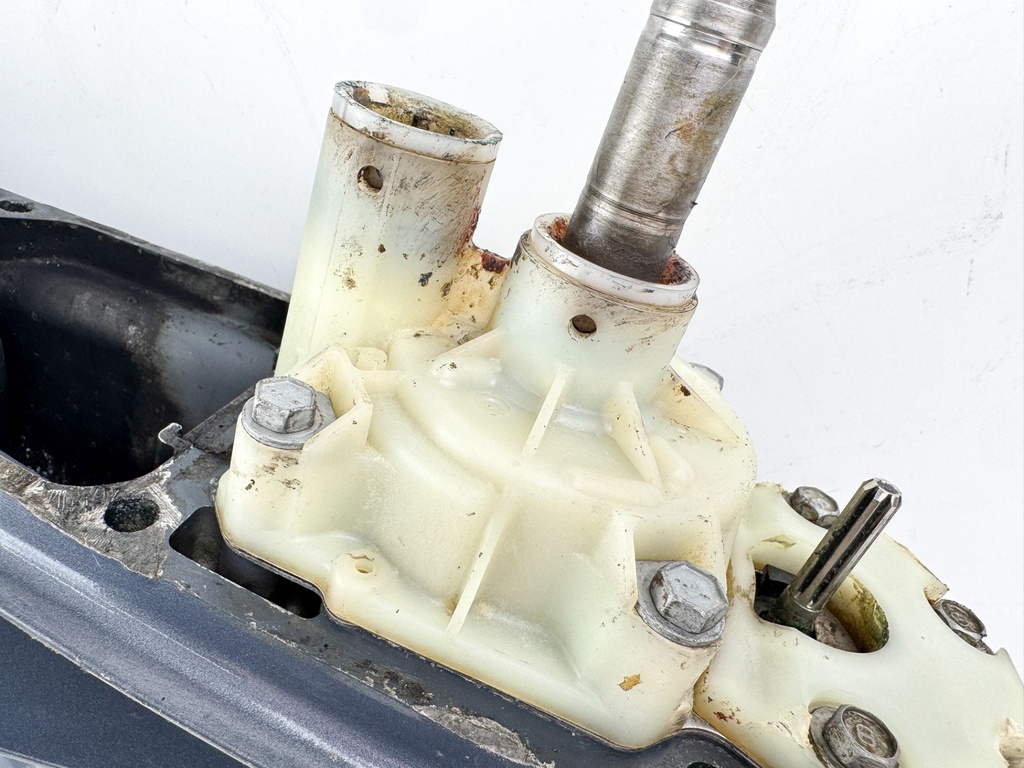 Yamaha LF250 LF300 HP 4.2L 25" Lower Unit Gear Case LH Counter 6CF-45300-00-8D