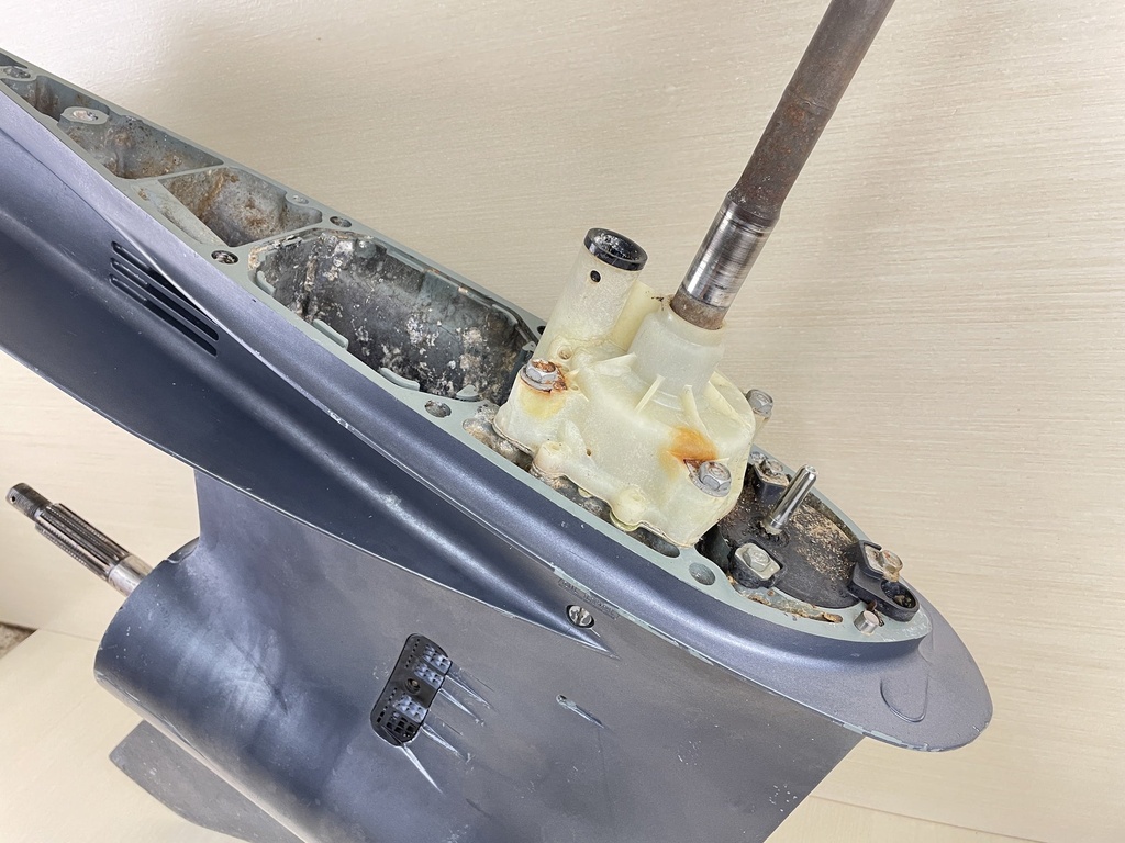 2002 Yamaha 225HP 4 Stroke 25" Lower Unit Gear Case RH 69J-45300-20-8D