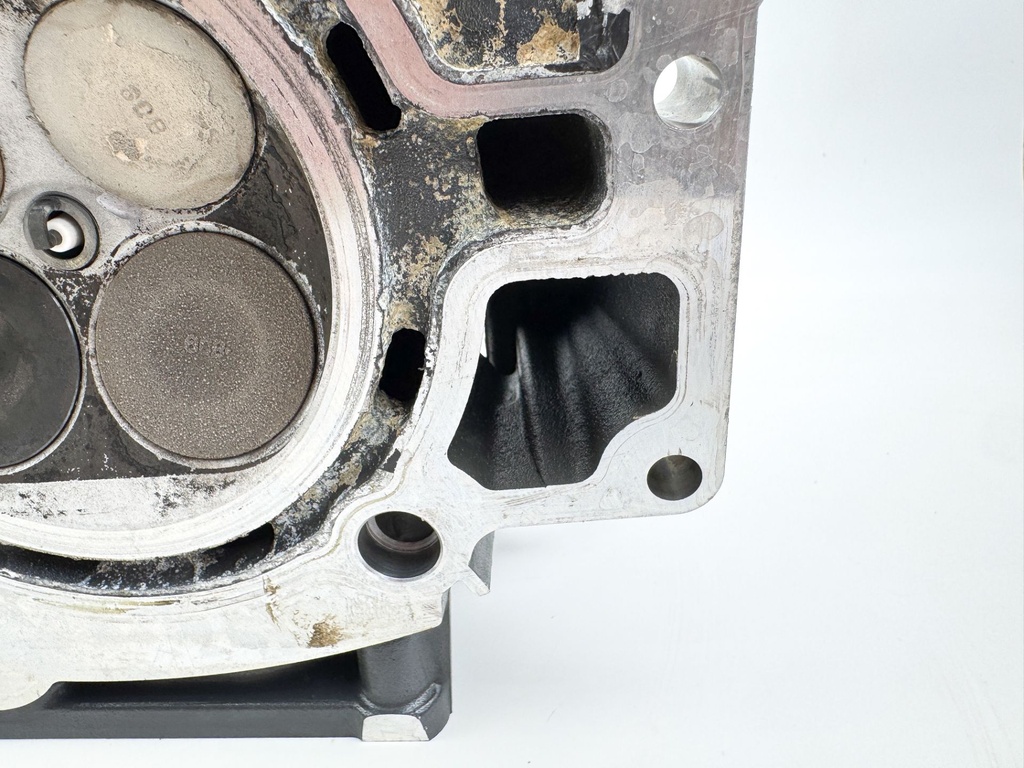 2012 Yamaha 300 HP 4 Stroke Outboard Starboard Cylinder Head 6CE-W009A-00-9S OEM