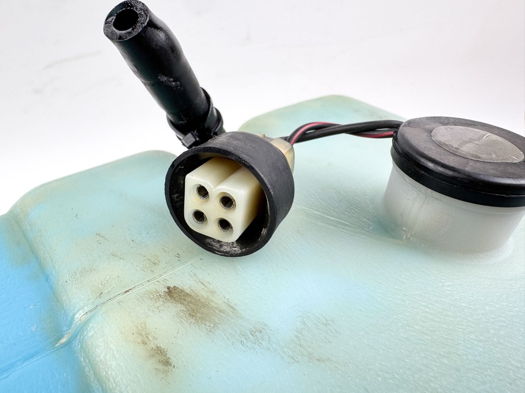 Yamaha Outboard Remote 2 Stroke Oil Tank Assembly With Pump 2.8 Gallons