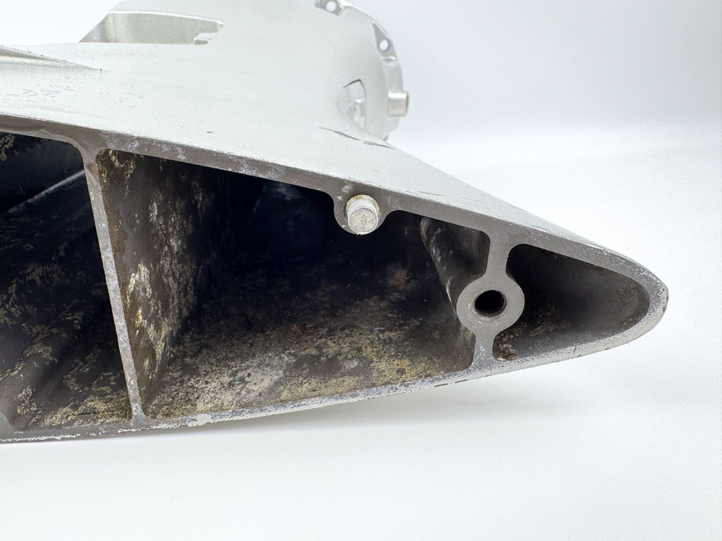 2005 Honda 40 HP 4 Stroke Outboard Midsection Extension Case OEM