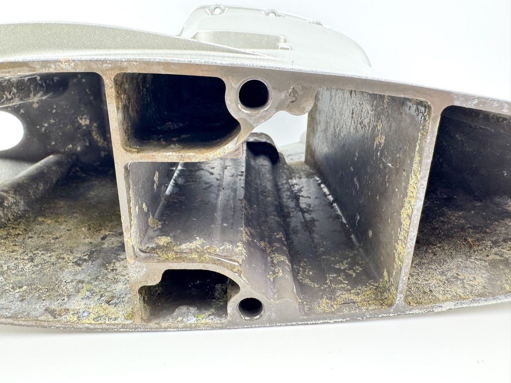 2005 Honda 40 HP 4 Stroke Outboard Midsection Extension Case OEM