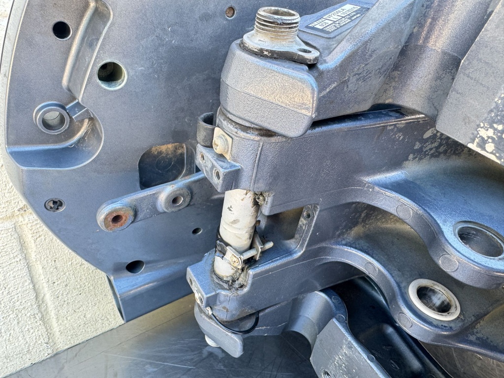 2010 Yamaha 250 HP 4 Stroke VMAX Outboard Complete Midsection & Swivel Bracket OEM