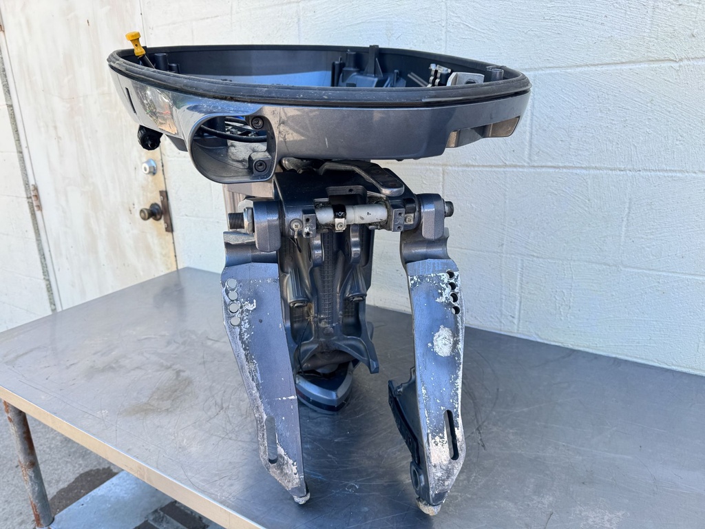 2010 Yamaha 250 HP 4 Stroke VMAX Outboard Complete Midsection & Swivel Bracket OEM