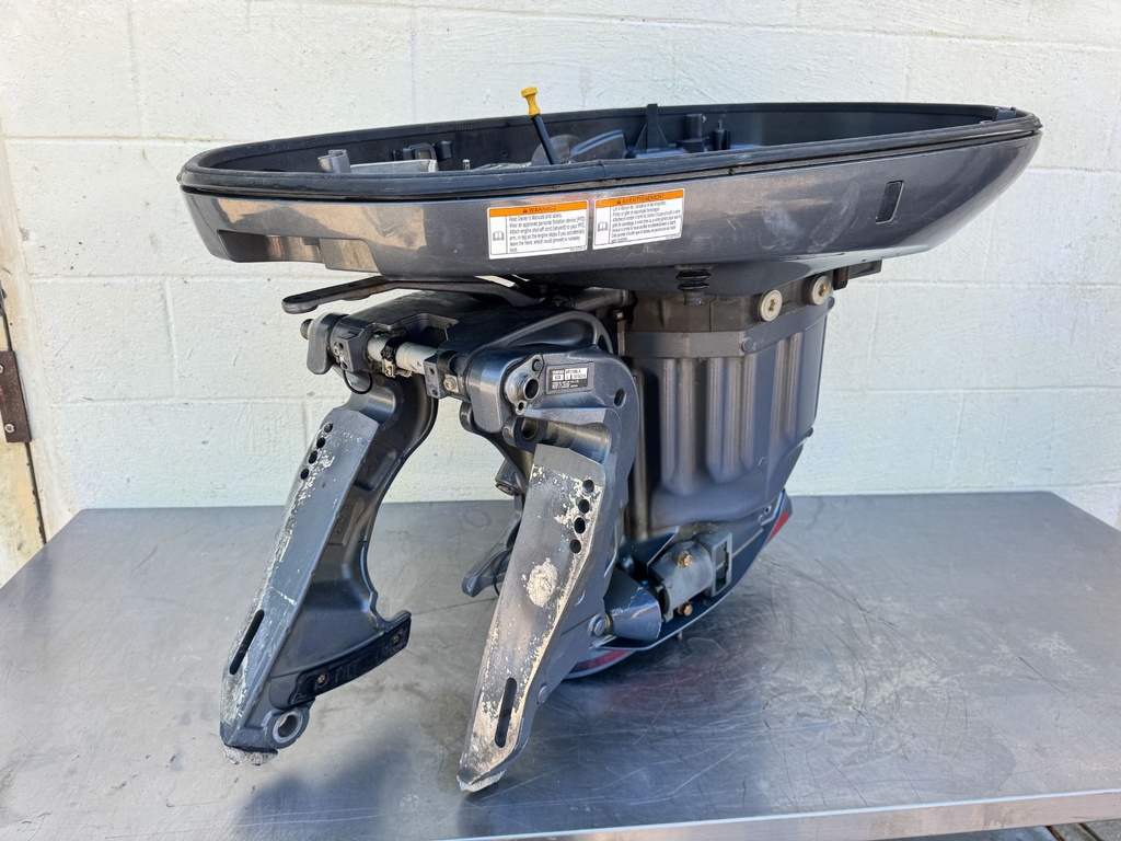 2010 Yamaha 250 HP 4 Stroke VMAX Outboard Complete Midsection & Swivel Bracket OEM