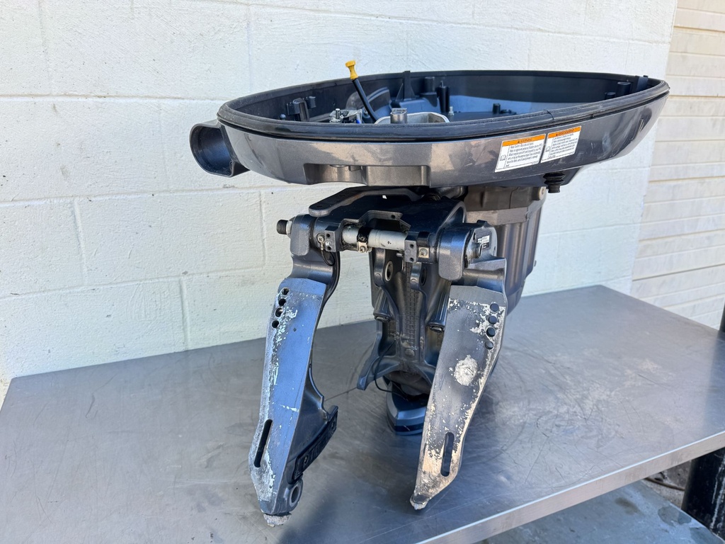 2010 Yamaha 250 HP 4 Stroke VMAX Outboard Complete Midsection & Swivel Bracket OEM