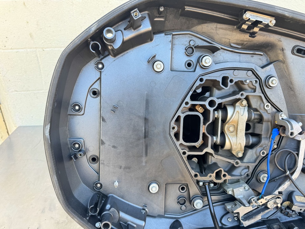 2010 Yamaha 250 HP 4 Stroke VMAX Outboard Complete Midsection & Swivel Bracket OEM