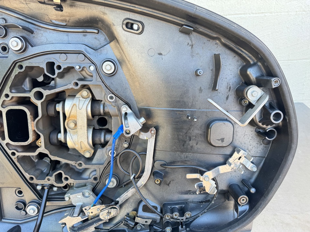 2010 Yamaha 250 HP 4 Stroke VMAX Outboard Complete Midsection & Swivel Bracket OEM