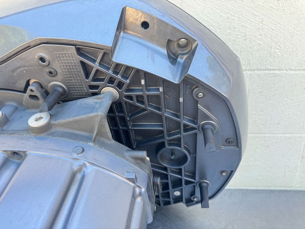 2010 Yamaha 250 HP 4 Stroke VMAX Outboard Complete Midsection & Swivel Bracket OEM