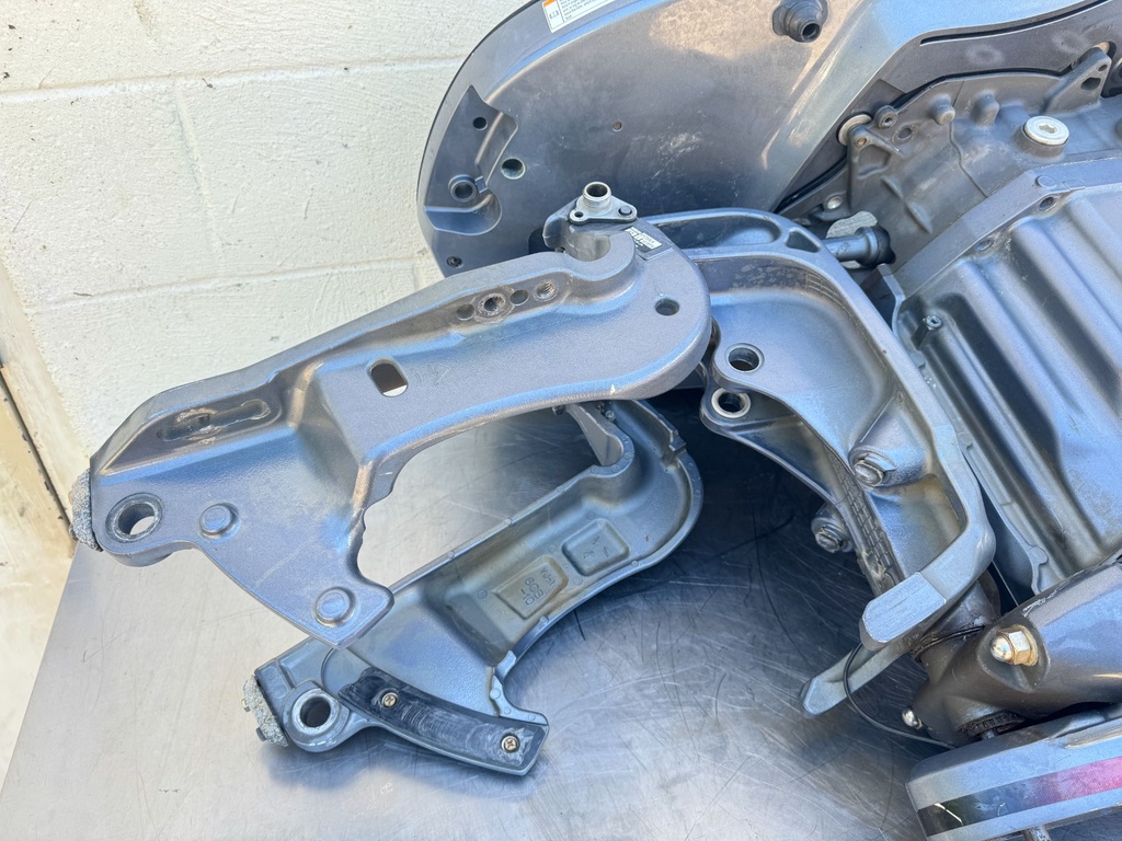 2010 Yamaha 250 HP 4 Stroke VMAX Outboard Complete Midsection & Swivel Bracket OEM