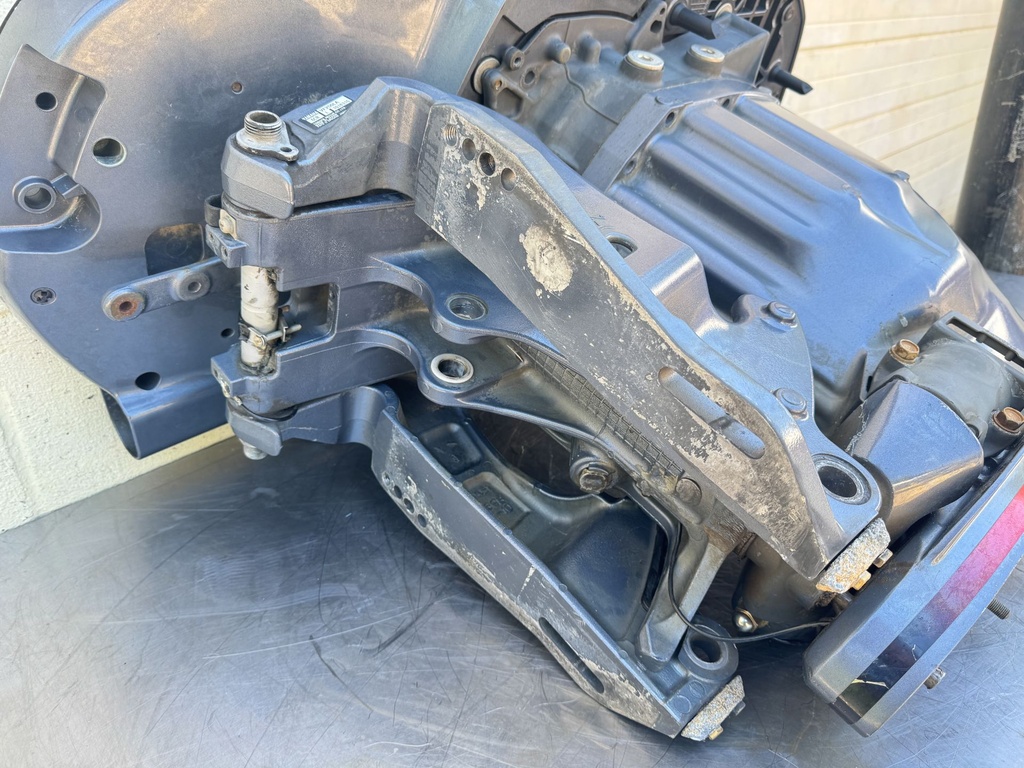 2010 Yamaha 250 HP 4 Stroke VMAX Outboard Complete Midsection & Swivel Bracket OEM