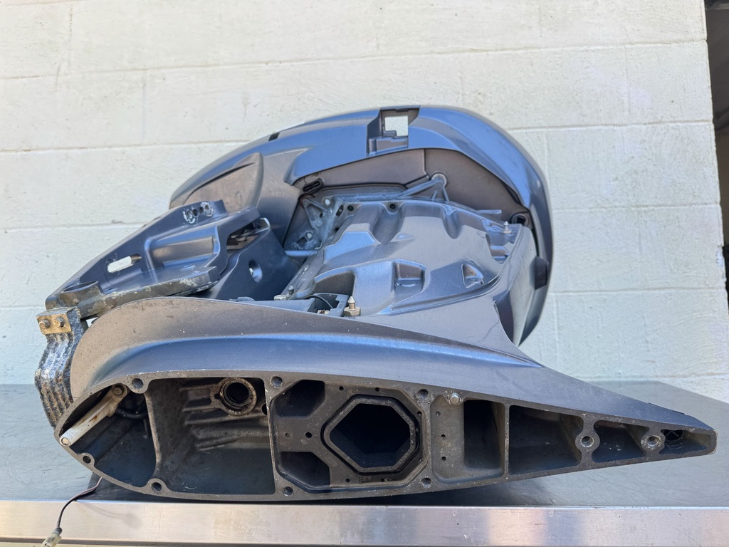 2013 Yamaha 250 HP 4 Stroke Outboard Complete Midsection & Swivel Bracket XL