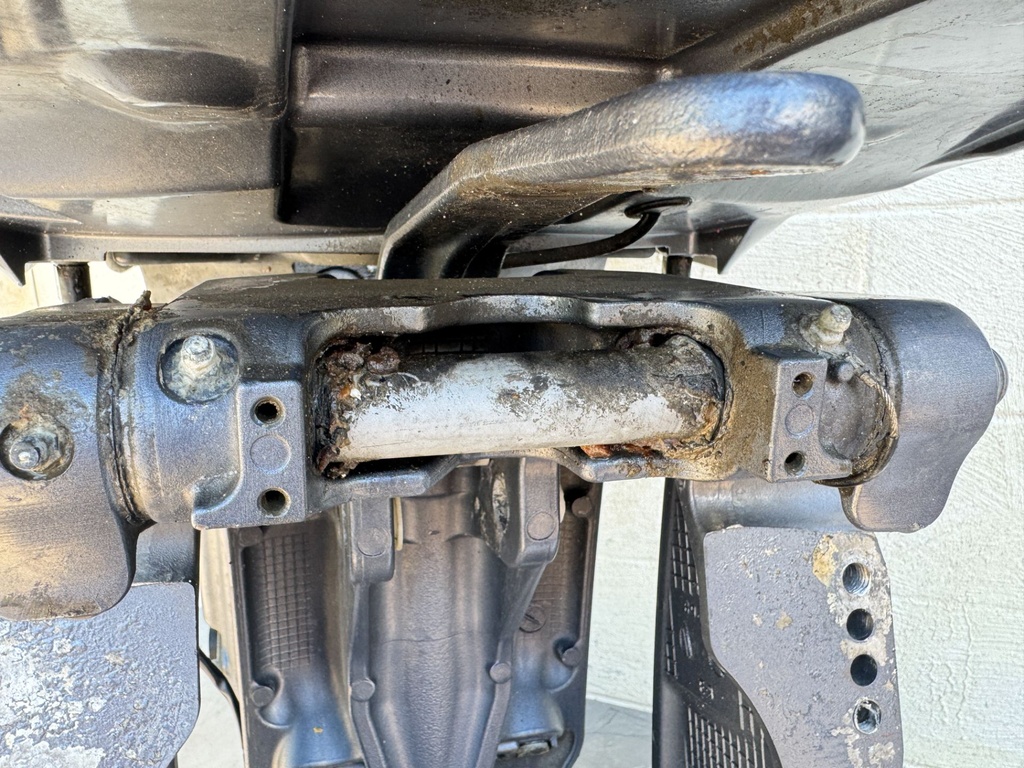 2013 Yamaha 250 HP 4 Stroke Outboard Complete Midsection & Swivel Bracket XL