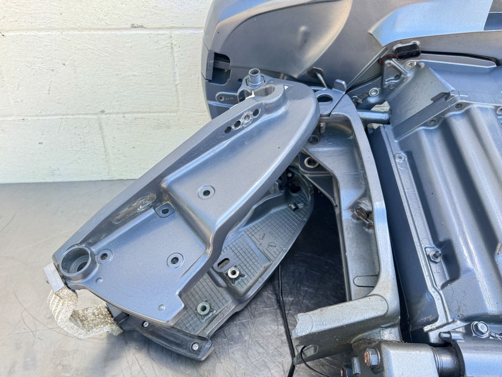 2004 Yamaha 225 HP 4 Stroke Outboard Complete Midsection & Swivel Bracket XL