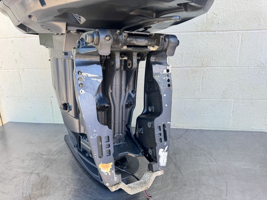 2004 Yamaha 225 HP 4 Stroke Outboard Complete Midsection & Swivel Bracket XL