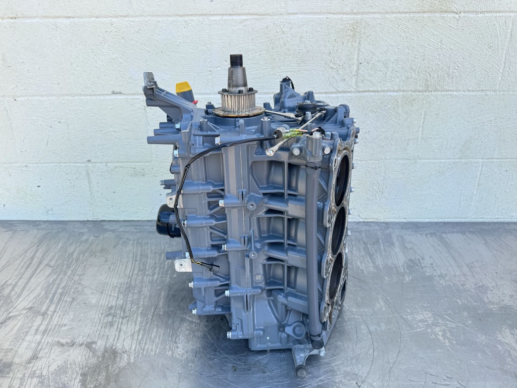 2004 Yamaha 225 HP 4 Stroke Outboard Crankcase Short Block Assembly 69J-W009B-03-1S OEM