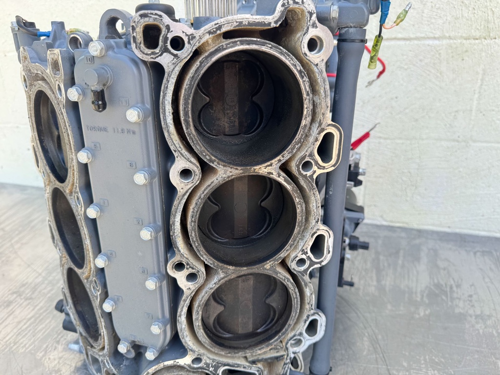 2004 Yamaha 225 HP 4 Stroke Outboard Crankcase Short Block Assembly 69J-W009B-03-1S OEM