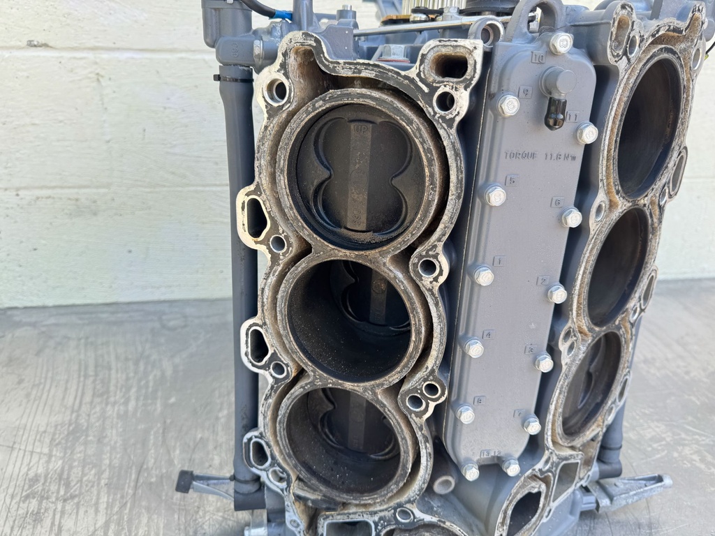 2004 Yamaha 225 HP 4 Stroke Outboard Crankcase Short Block Assembly 69J-W009B-03-1S OEM