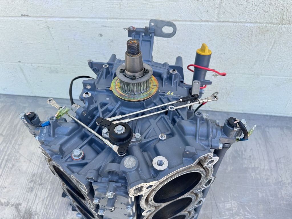 2004 Yamaha 225 HP 4 Stroke Outboard Crankcase Short Block Assembly 69J-W009B-03-1S OEM