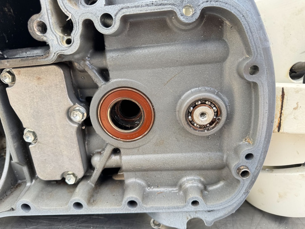 2019 Suzuki 140 HP 4 Stroke Outboard Complete Midsection & Swivel Bracket XL