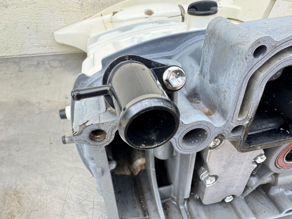 2019 Suzuki 140 HP 4 Stroke Outboard Complete Midsection & Swivel Bracket XL