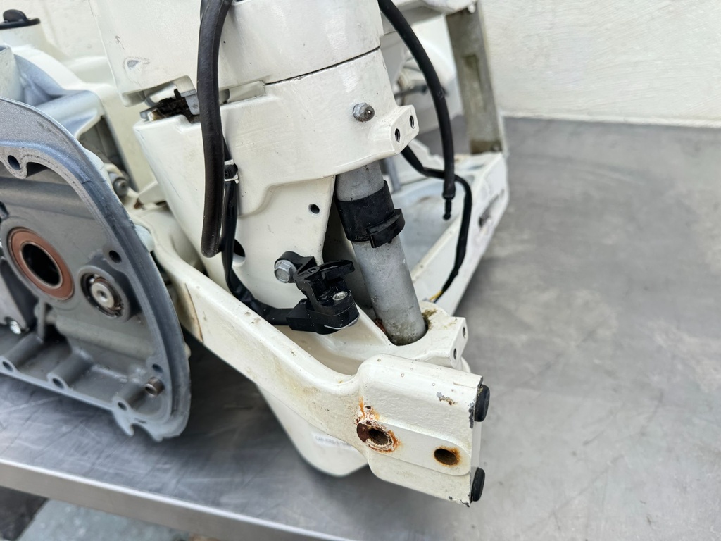 2019 Suzuki 140 HP 4 Stroke Outboard Complete Midsection & Swivel Bracket XL