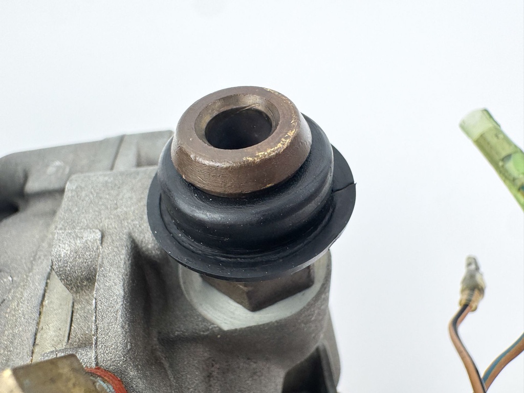 2001 Mercury 150 HP 2 Stroke Outboard Air Compressor Assembly 8M0060053 OEM