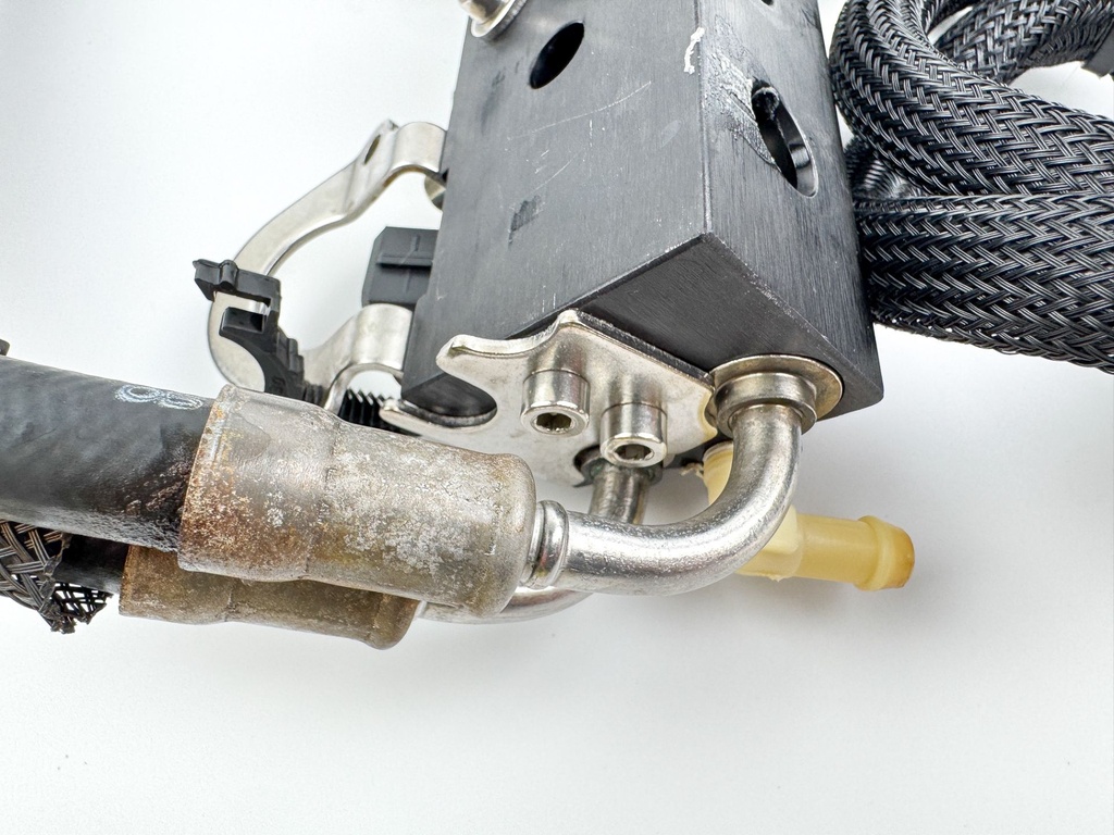 2001 Mercury 150 HP 2 Stroke Outboard Fuel Injector Set W/ Rail 858221T4 OEM