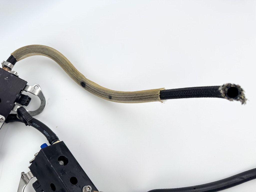 2001 Mercury 150 HP 2 Stroke Outboard Fuel Injector Set W/ Rail 858221T4 OEM