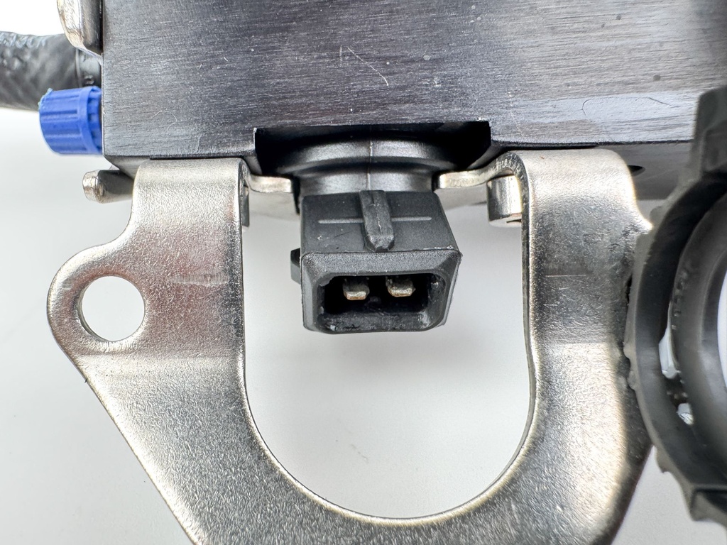 2001 Mercury 150 HP 2 Stroke Outboard Fuel Injector Set W/ Rail 858221T4 OEM