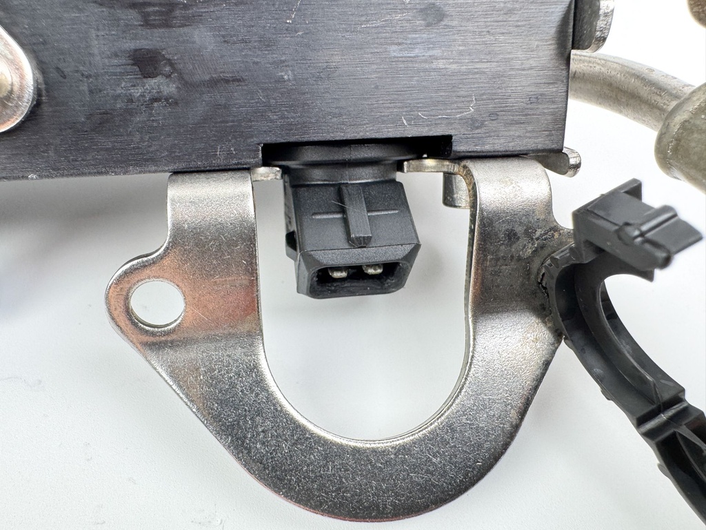 2001 Mercury 150 HP 2 Stroke Outboard Fuel Injector Set W/ Rail 858221T4 OEM