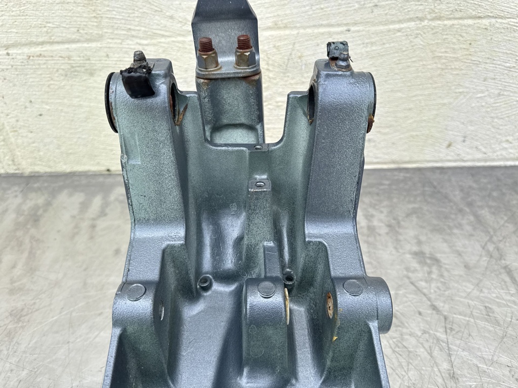 2001 Yamaha 40 HP 4 Stroke Outboard Swivel Bracket Power Trim Long