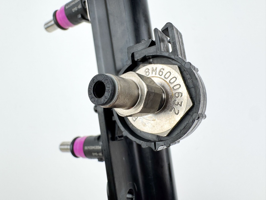 2012 Mercury 300 HP 4 Stroke Outboard Fuel Injector Set W/ Rail 895022A01 OEM