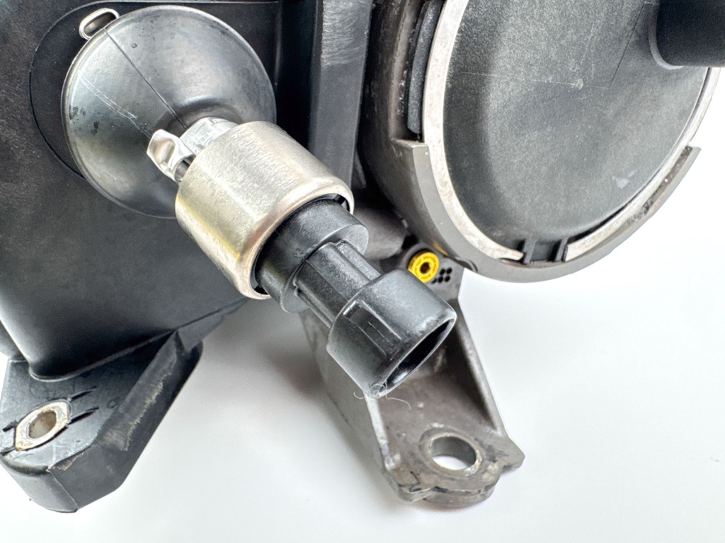 2015 Mercury 300 HP 4 Stroke Outboard Intercooler IAFM 8M0092408 OEM