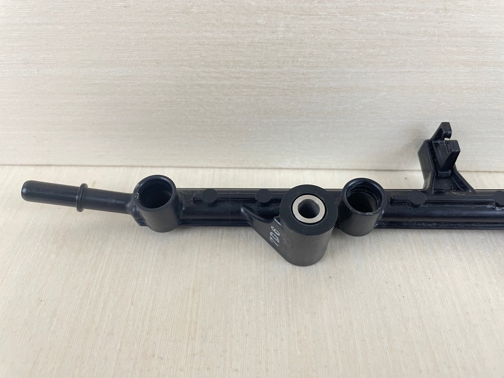 2006 Yamaha 50HP 4 Stroke Outboard Fuel Injector Delivery Pipe 6C5-13161-00-00