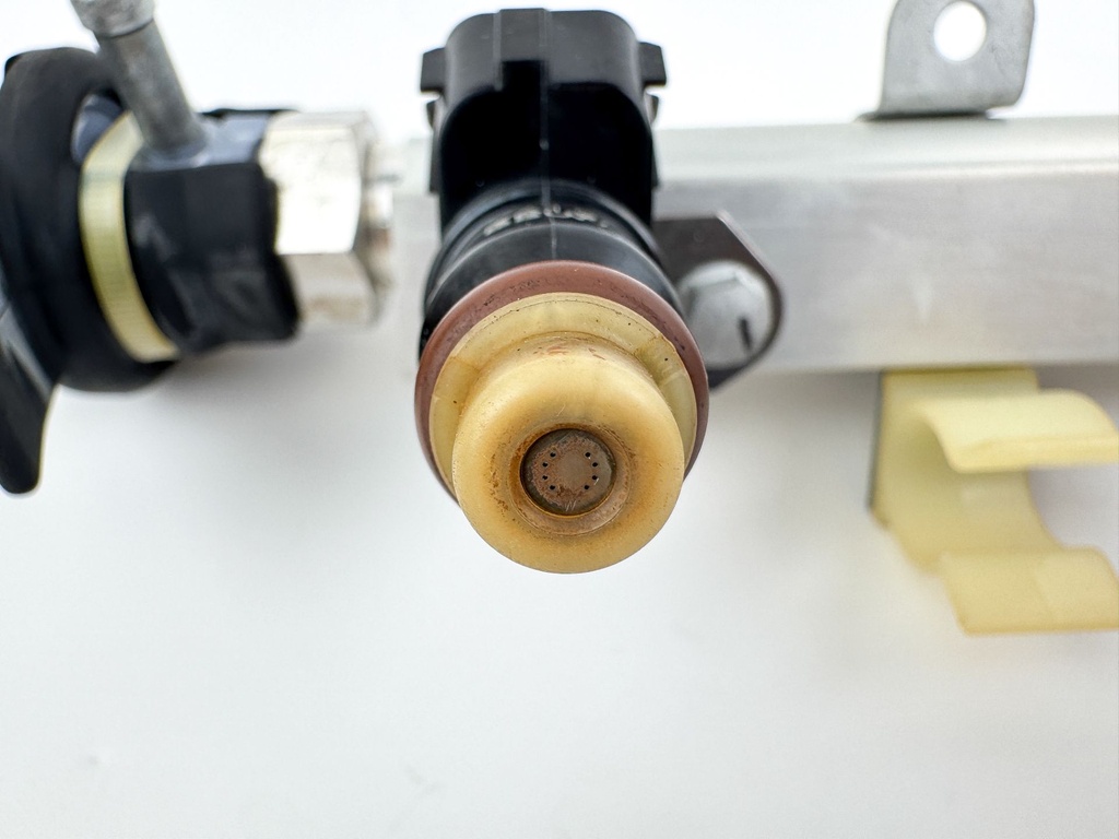 2007 Honda 135 HP 4 Stroke Outboard Fuel Injector Set W/ Rail 16450-ZY6-003 OEM